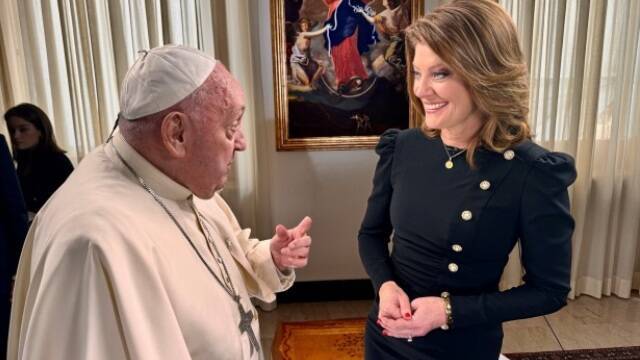 El Papa Francisco con la periodista de CBS Norah O'Donnell.