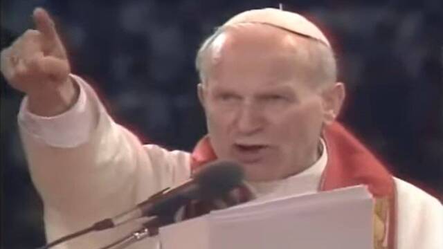 Juan Pablo II, el 2 de abril de 1987 en el Estado Nacional de Santiago de Chile.