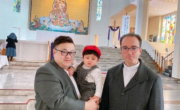 Tadashi, su hijo Koki y el padre Nuno en su parroquia de Osaka