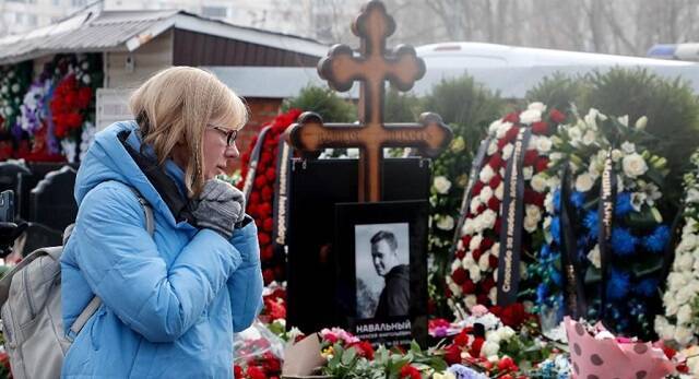 Tumba de Alexéi Navalny en el Cementerio Borísov de Moscú