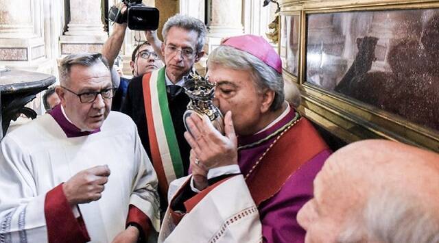 El arzobispo de Nápoles, ante la mirada del alcalde, besa la reliquia con la sangre de San Genaro