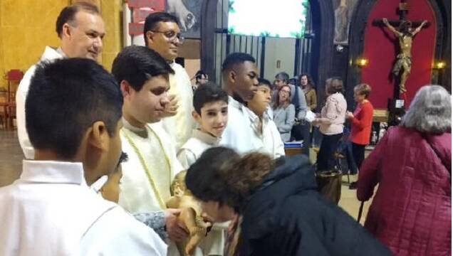 Besando al Niño Jesús en 2023 en la parroquia de la Torrassa, Hospitalet de Llobregat