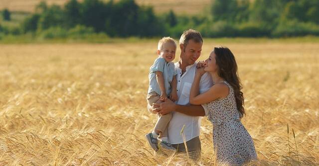 Una familia feliz en un campo dorado... la familia cristiana es una buena noticia para el mundo