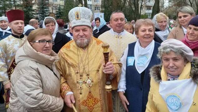 Larisa Okhotenko, con gafas, a la izquierda, con el arzobispo Semenyuk, de Ternópil