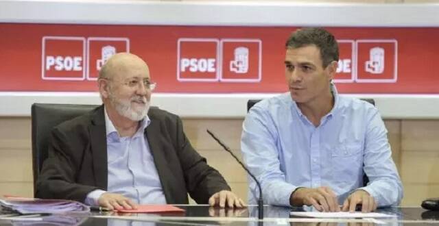 Pedro Sánchez y Tezanos con logotipos del PSOE