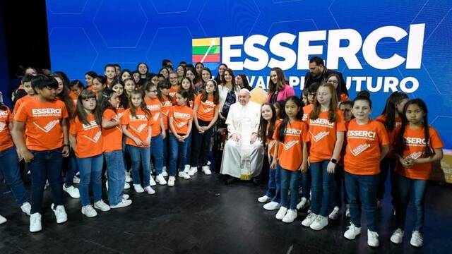 Francisco, con niños asistentes junto con sus padres a los Estados Generales de la Natalidad congregados por cuarto año en Roma. Foto: Vatican Media.