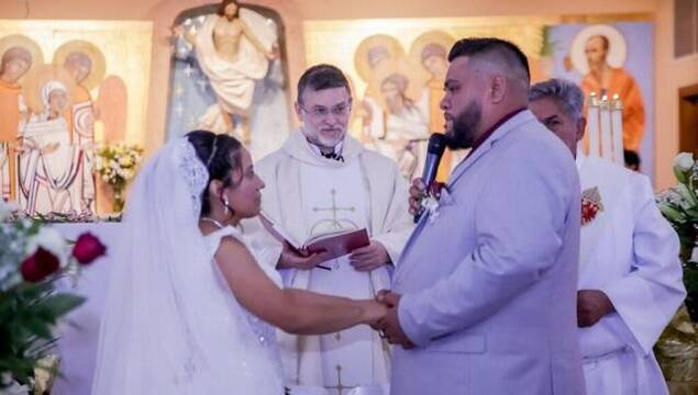 Salvador y Marquelia en su boda, tras unos años duros, Dios reencauzó su vida y relación