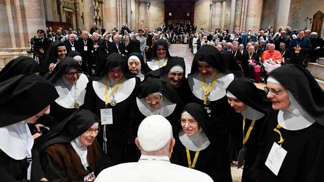 Un grupo de religiosas rodea a Francisco tras su encuentro con los sacerdotes y consagrados en la basílica de San Zenón. Foto: Vatican Media.