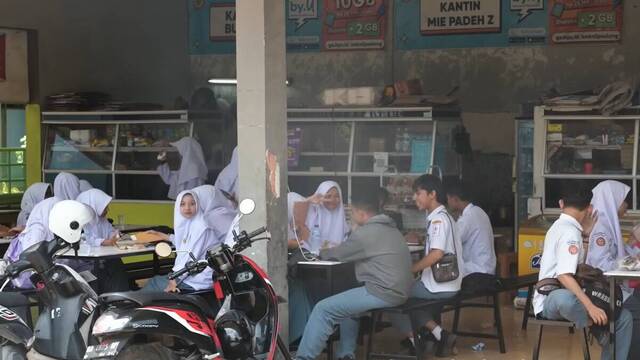 Adolescentes con velo en Indonesia.