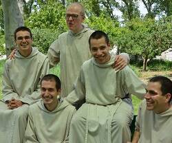 5 religiosos de Verbum Spei, monjes jóvenes y alegres, posan al llegar a su nueva casa en Burgos