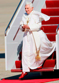 El Papa viste de Prada» otras mentiras interesadas sobre el vestuario de Benedicto XVI - ReL