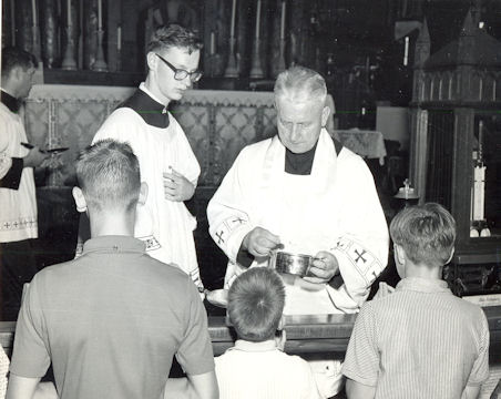 El padre Ciszek, veterano del gulag, en misa en EEUU en los años 60
