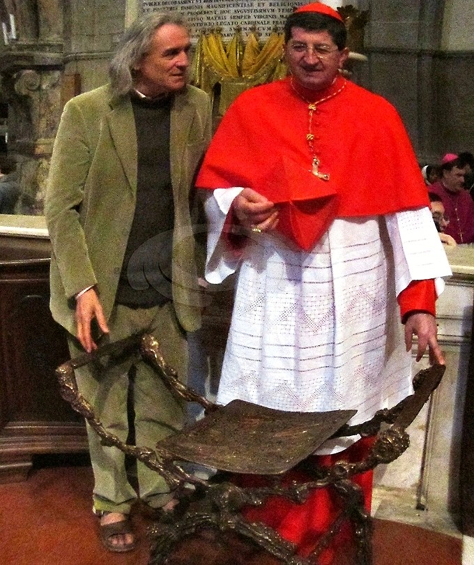 El cardenal Betori con el escultor Massimo Lippi.