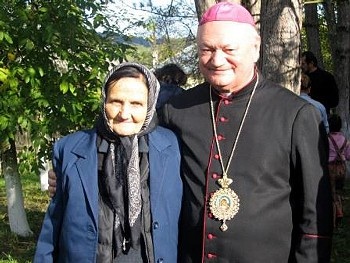 El obispo local con la madre del sacerdote Víctor Tudor.