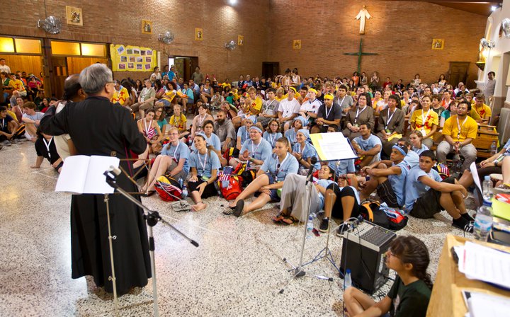 El obispo filipino Rolando Fría habla a jóvenes en la JMJ 2011 de Madrid, en Virgen del Mar