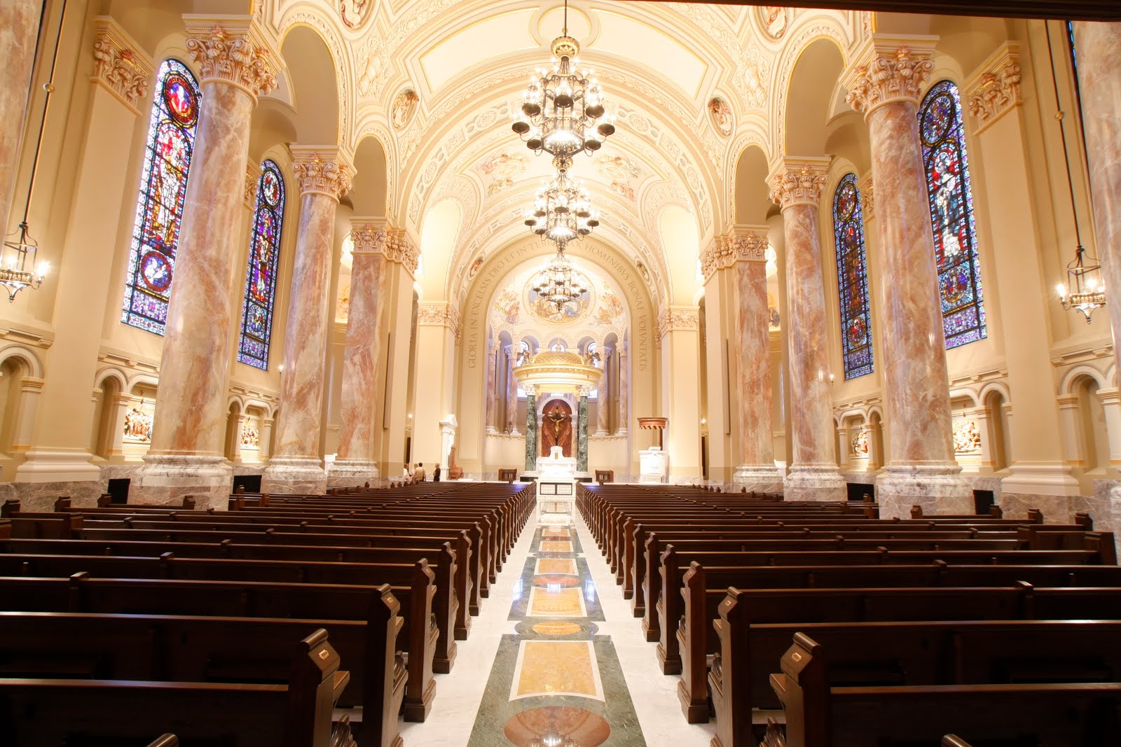 Interior de la catedral de Sioux Falls.