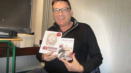 Laurent Gay muestra dos de sus libros.