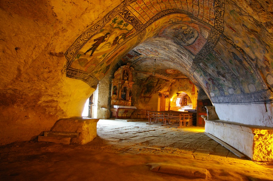 Interior de la iglesia de San Tirso y San Bernabé.