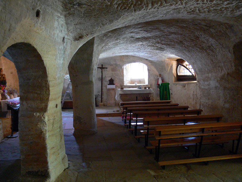 Vista interior con el altar al fondo.