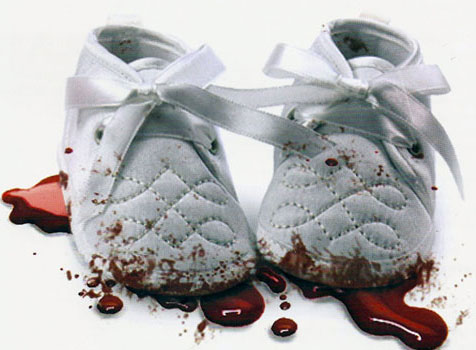 Zapatos de bebé con sangre.