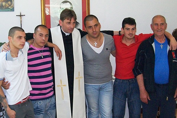 El sacerdote vocacionista Antonio Coluccia, con algunas de las personas en cuya reinserción trabaja en la Casa de Acogida Don Giustino Russolillo. 