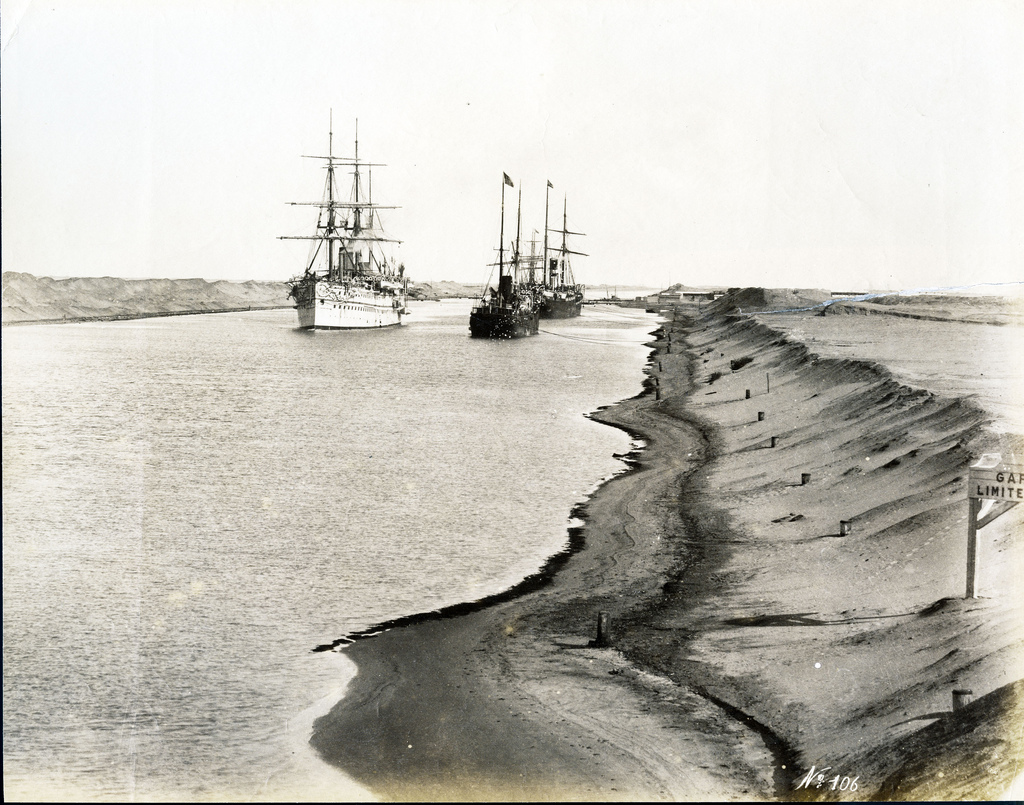Barcos de la época atravesando el Canal de Suez.