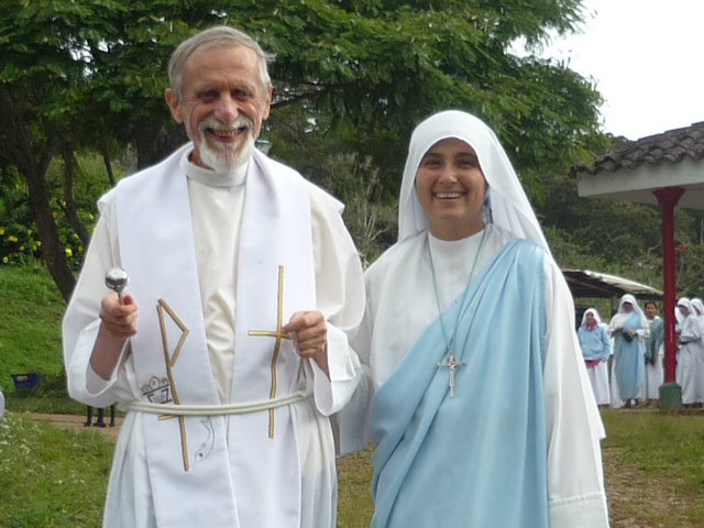 El Padre Antonio Lootens y la hermana Gabriela del Amor, de Comunicadoras Eucarísticas