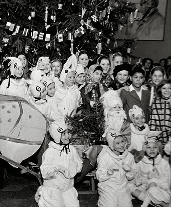 Fiesta de Año Nuevo con abeto en el Kremlin en 1936, niños vestidos de astronautas y conejos