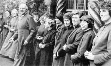 El arzobispo anglicano Runcie en 1988, en la catedral de Canterbury,con las quince primeras diaconisas ordenadas