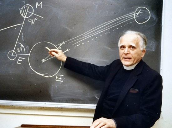 El cosmólogo Stanley L. Jaki, en una de sus explicaciones en el aula.