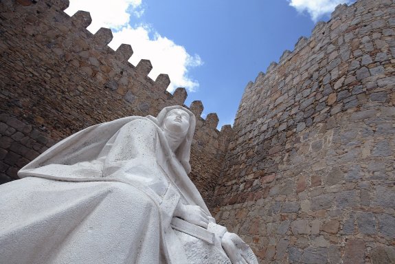 Estatua de santa Teresa junto a las murallas de Ávila