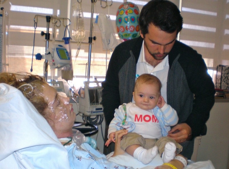 Katherine Wolf, en el hospital junto a su marido y su hijo