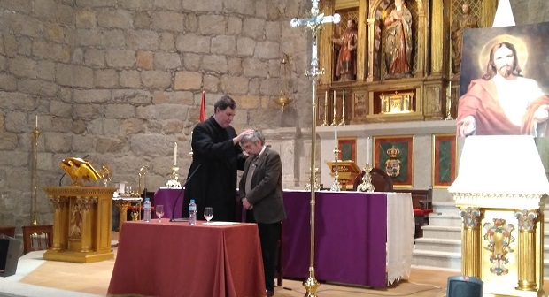 El padre Cárdenas bendice a Juan