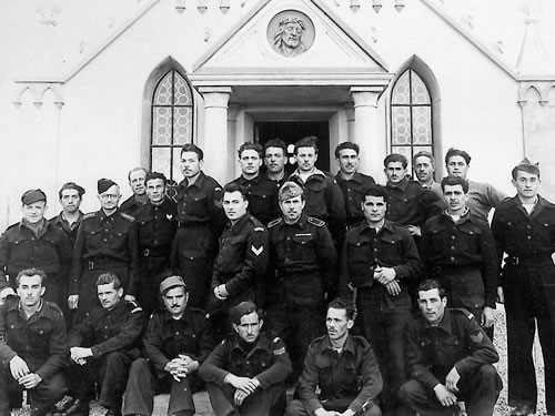 Los prisioneros italianos junto a la capilla.