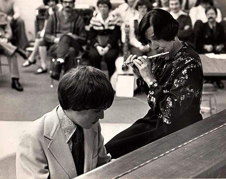La madre a la flauta y el hijo al piano, en 1980.