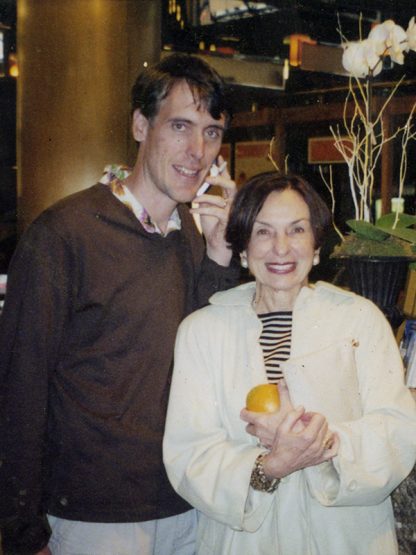 Stephen Edwards con su madre, Rosalie. 
