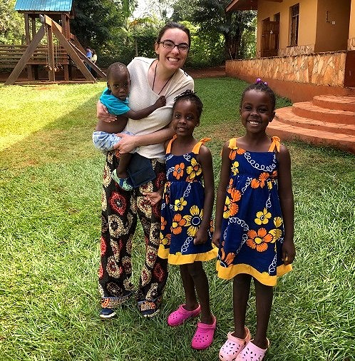 Rachel en Uganda, donde ha estado trabajando como misionera en una escuela. 