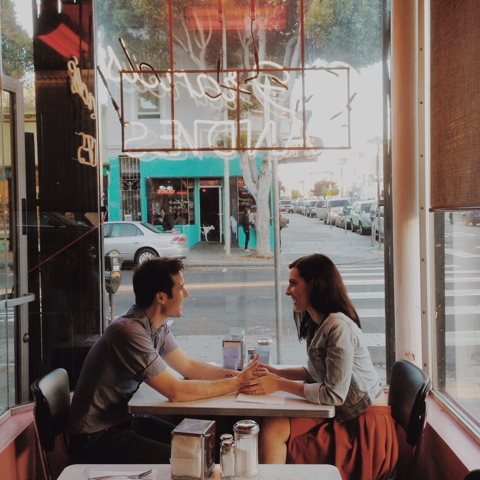 Una pareja comparte mesa en una cafetería.