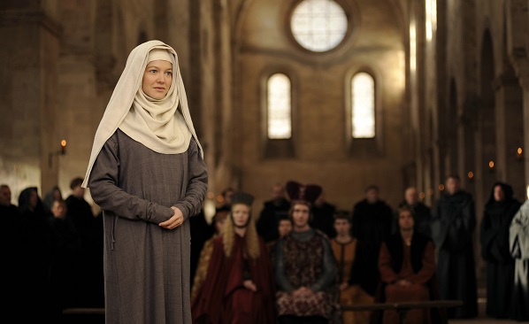 Barbara Sukowa, interpretando a Santa Hildegarda en la película Visión