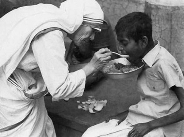 Santa Teresa de Calcuta dando de comer a un pobre