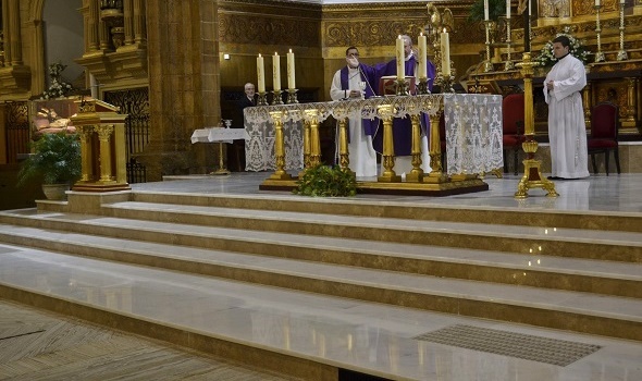 Sede semiescondida detrás del altar.