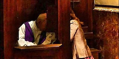 Mujer confesándose en un confesionario.